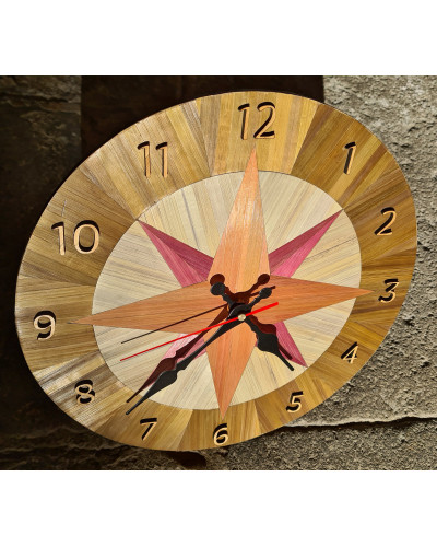 Horloge murale au contour marron
