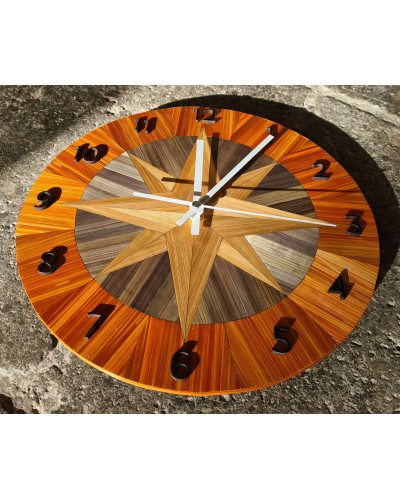 Horloge murale au contour orange